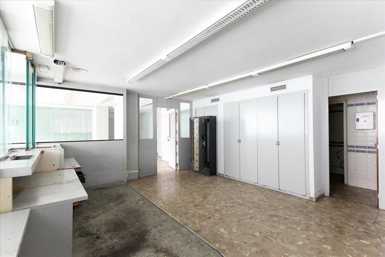 Local en venta en Sant Vicenç dels Horts Barcelona Número 8